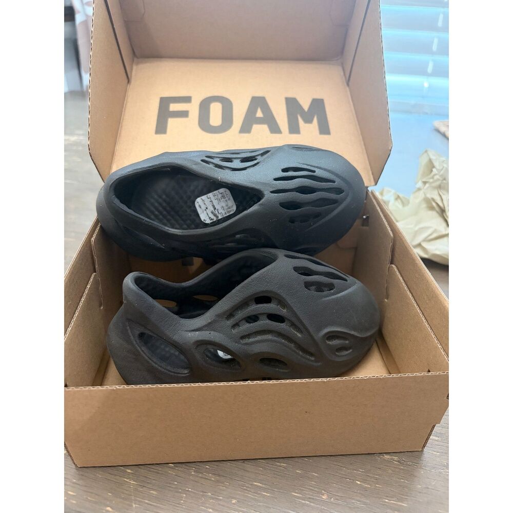 6K Yeezy Foam runers black slip ons